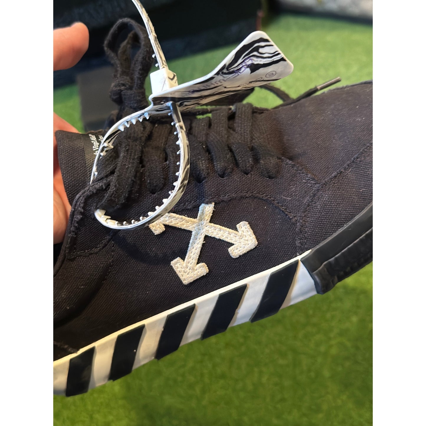 SIZE 8 - OFF-WHITE Vulc Low Black White Arrow
